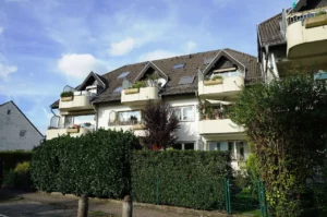 Wohnen mit dem gewissen Extra: 3-Zimmer-Dachwohnung, Spitzboden und Garage in Leverkusen-Schlebusch