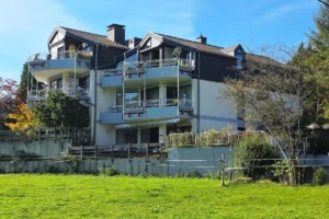 Tolle Kapitalanlegerwohnung mit Garage in attraktivem 6-Familienhaus in Lev.-Höfen!