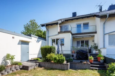 Direkt einziehen und wohlfühlen: Umfangreich modernisiertes Reiheneckhaus mit Garage
