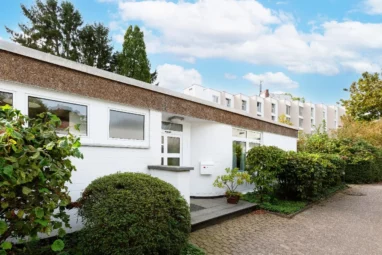 NEU IN SCHLEBUSCH: Ein Zuhause für jede Lebensphase  Winkelbungalow in begehrter Zentrumslage