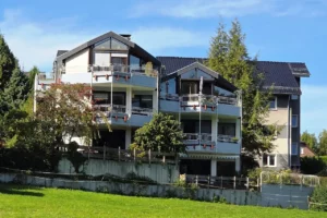 Kompakt und gemütlich – vermietete 3-Zi.-Eigentumswohnung mit Garage in Lev.-Höfen!