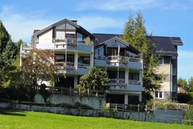 Kompakt und gemütlich – vermietete 3-Zi.-Eigentumswohnung mit Garage in Lev.-Höfen!
